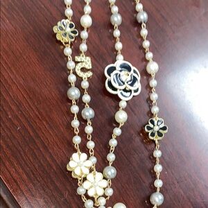 Chic Floral Pearl Necklace with Gold Accents